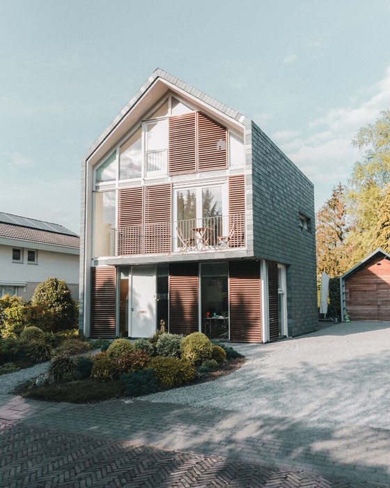 Compact Modern House with Timber Screens
