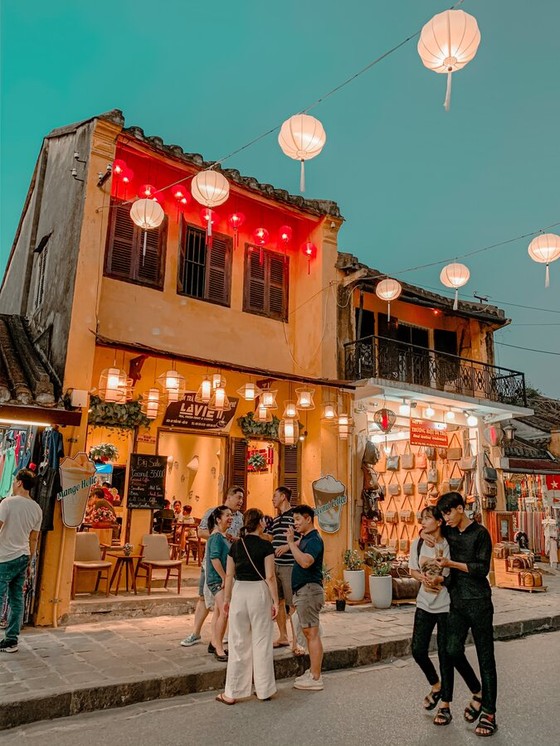 Lantern-Lit Hoi An Street at Dusk